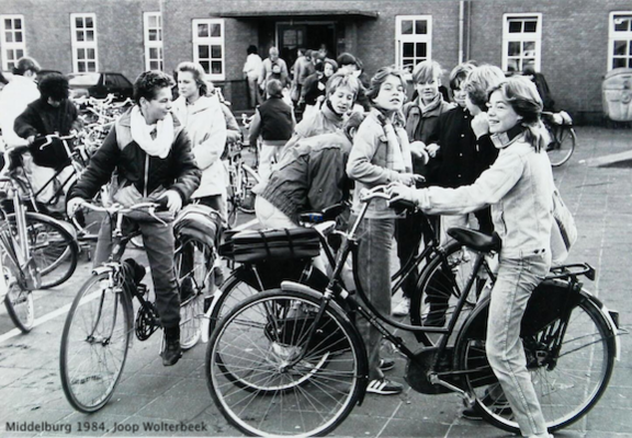 1984 middelburg brugklasleerlingen ssgm met fietsen op schoolplein achter sint pieterstraat joop wolterbeek via dezb nl
